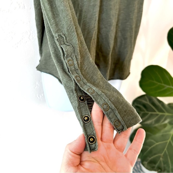 WE THE FREE Olive Green Scoop Neck Snap Cuff Long Sleeve Burnout Tee Size XS - Picture 4 of 11